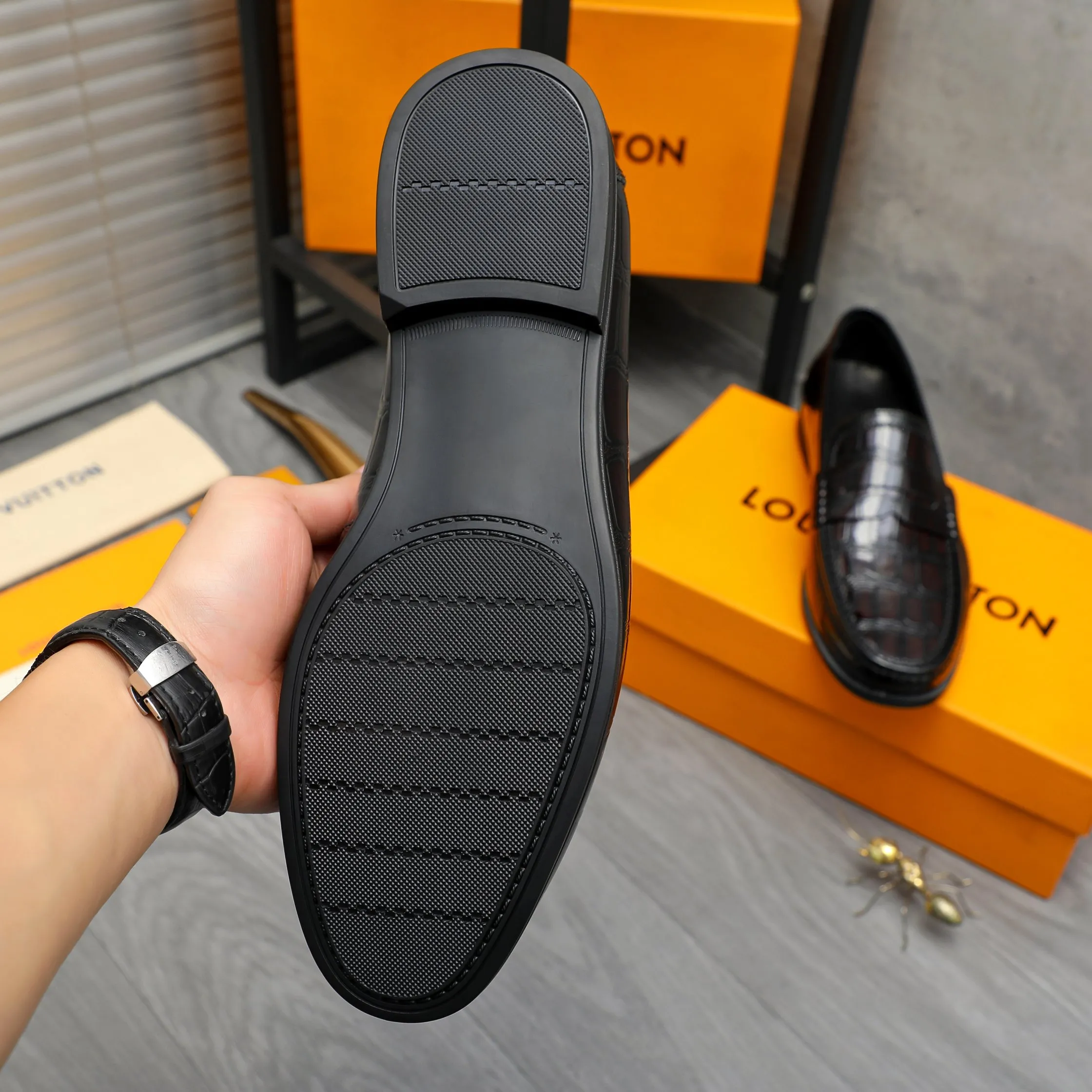 Men's shoes 💰p442 Product trademark: LV (Louis Vuitton) business slip-on leather shoes. Regular size: 38-46 (45.46 is custom-made and non-refundable) Product material: Selected high-quality stone grain cowhide upper, cowhide lining, rubber outsole